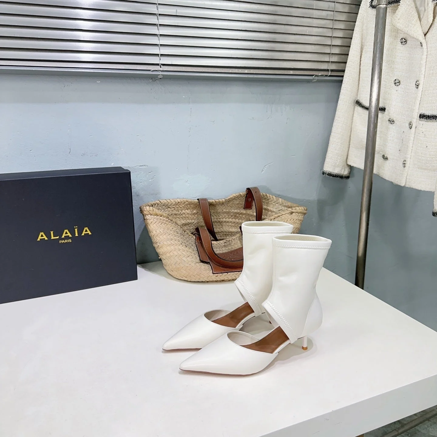 Alaia's new fall/winter ankle boots white sheepskin 388515 - Image 5