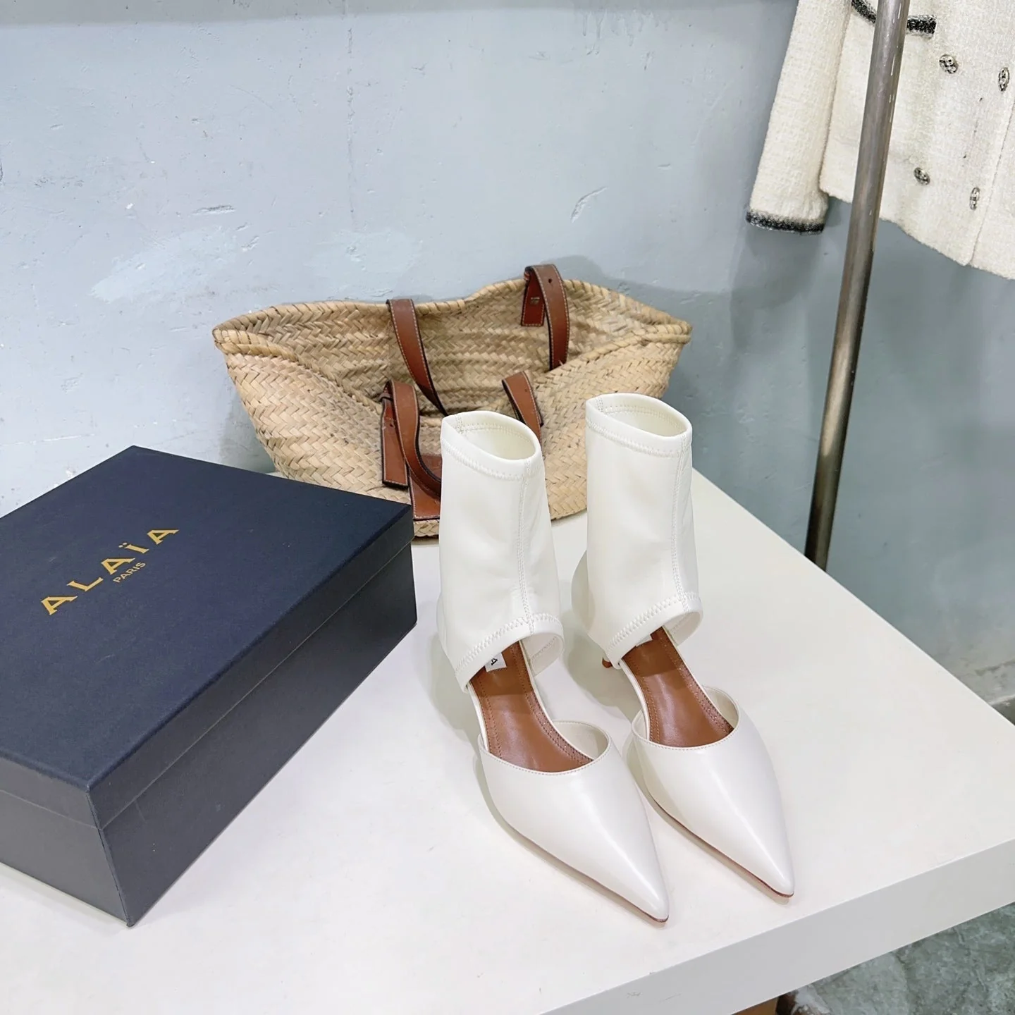 Alaia's new fall/winter ankle boots white sheepskin 388515 - Image 4