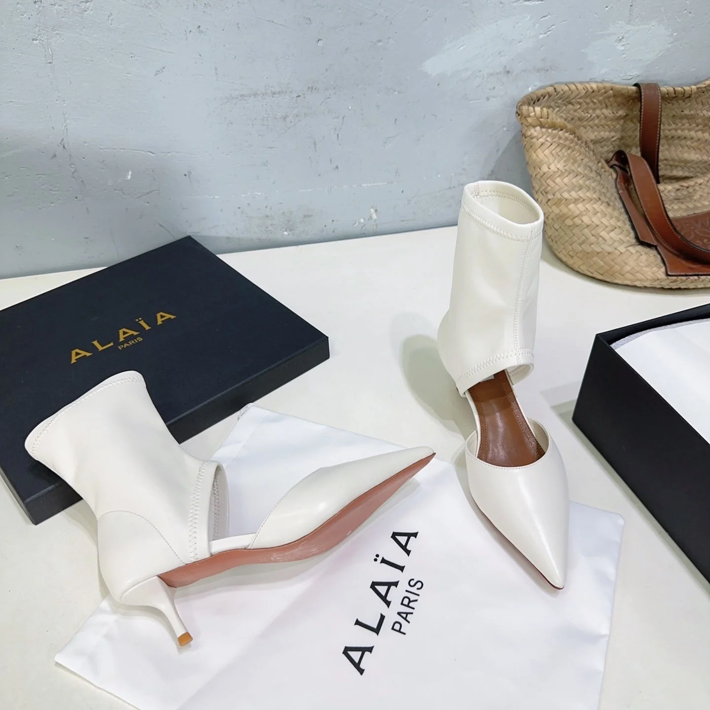 Alaia's new fall/winter ankle boots white sheepskin 388515 - Image 9