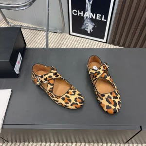 Alaila Criss Cross Ballet Flats In Beige Lambskin 996059