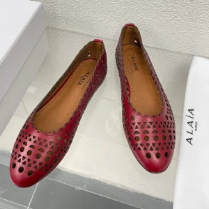 ALAIA BALLET FLAT IN BURGUNDY RED MESH LAMBSKIN
