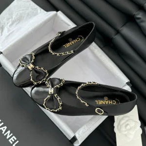 CC BALLET FLATS IN BLACK LAMBSKIN WITH GOLD HARDWARE