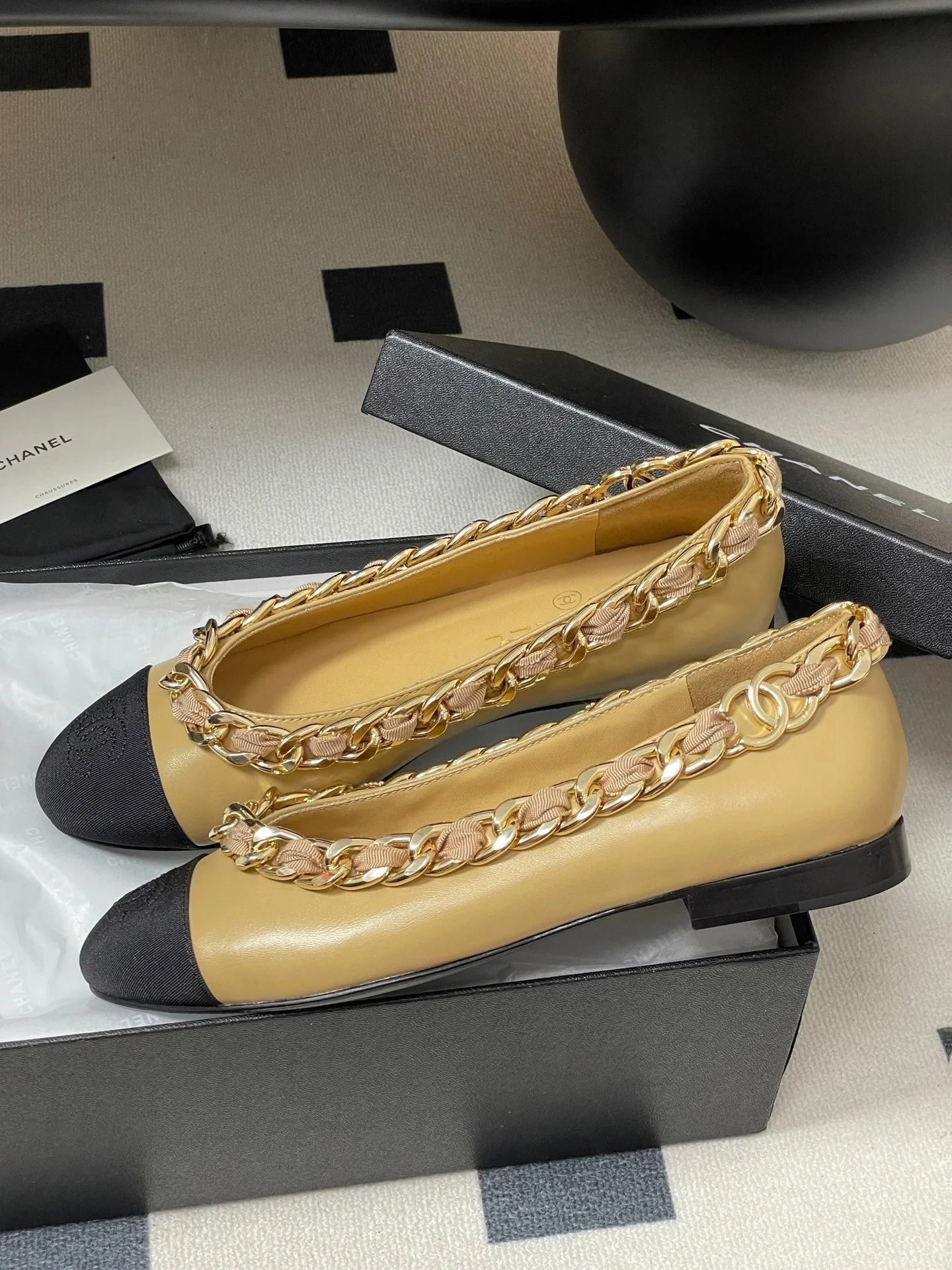 Chanel 25A Ballet Flats Big Chain Double C Beige Black Sheepskin 393818 - Image 4