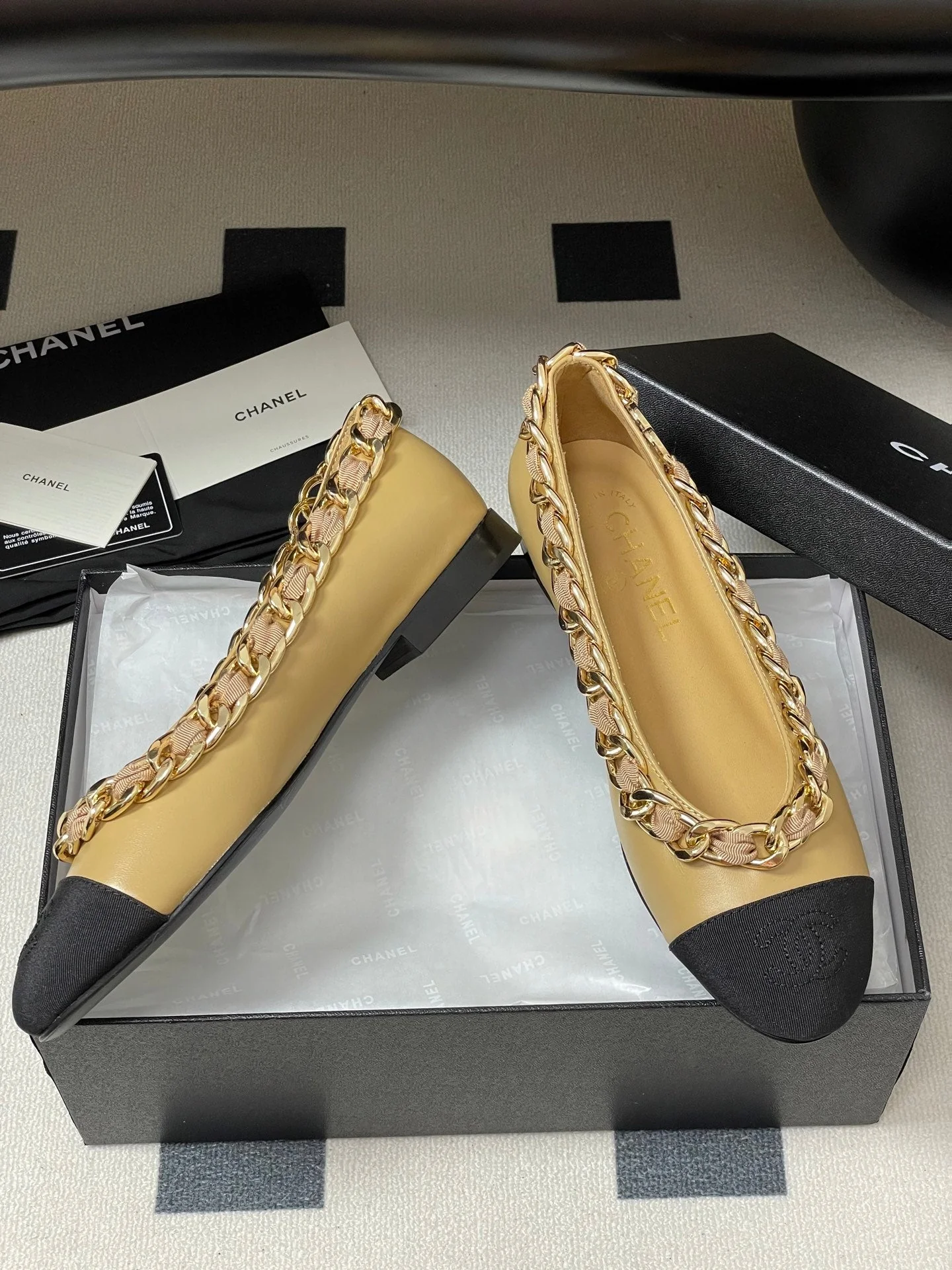 Chanel 25A Ballet Flats Big Chain Double C Beige Black Sheepskin 393818 - Image 7