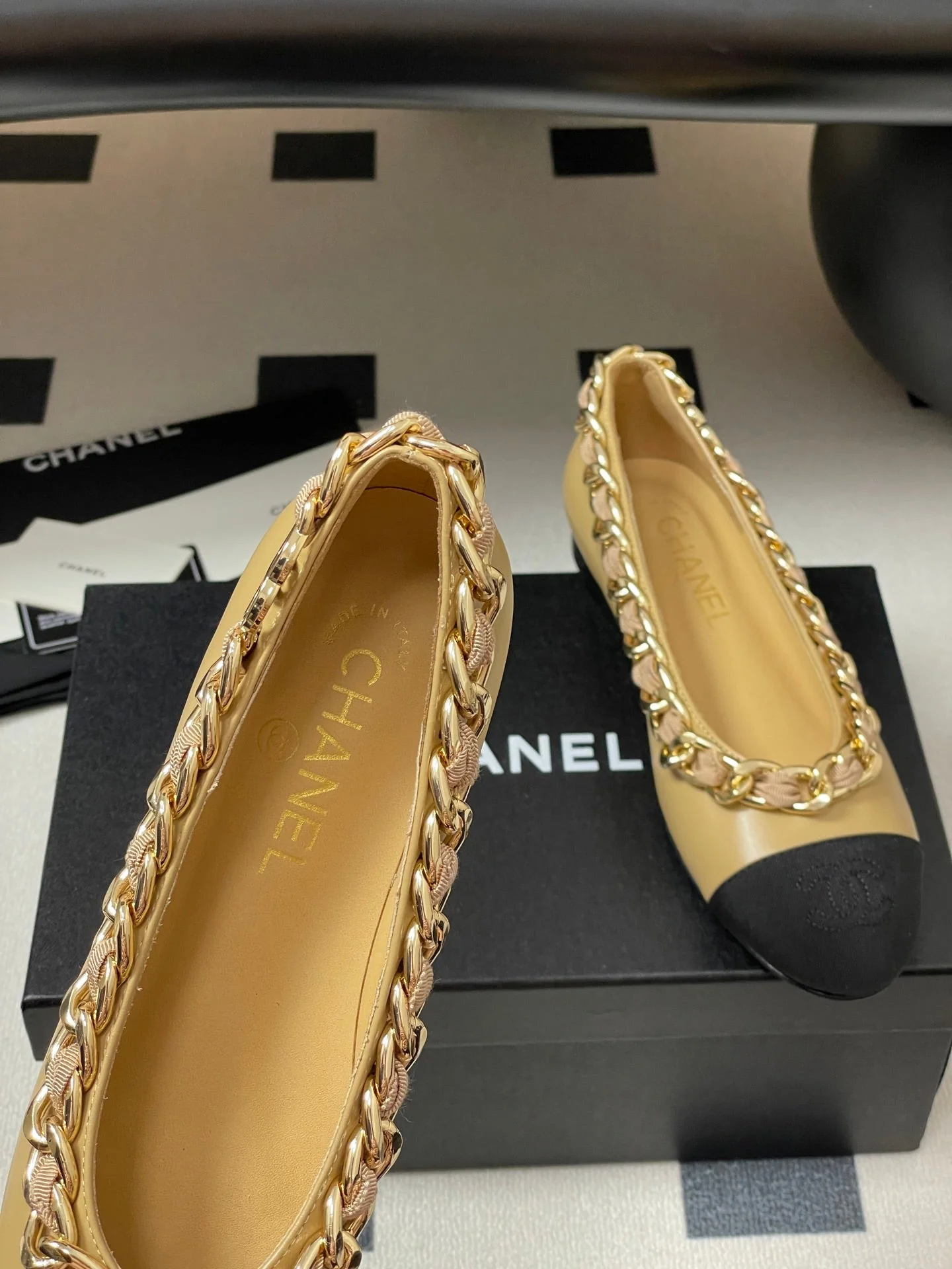 Chanel 25A Ballet Flats Big Chain Double C Beige Black Sheepskin 393818 - Image 5