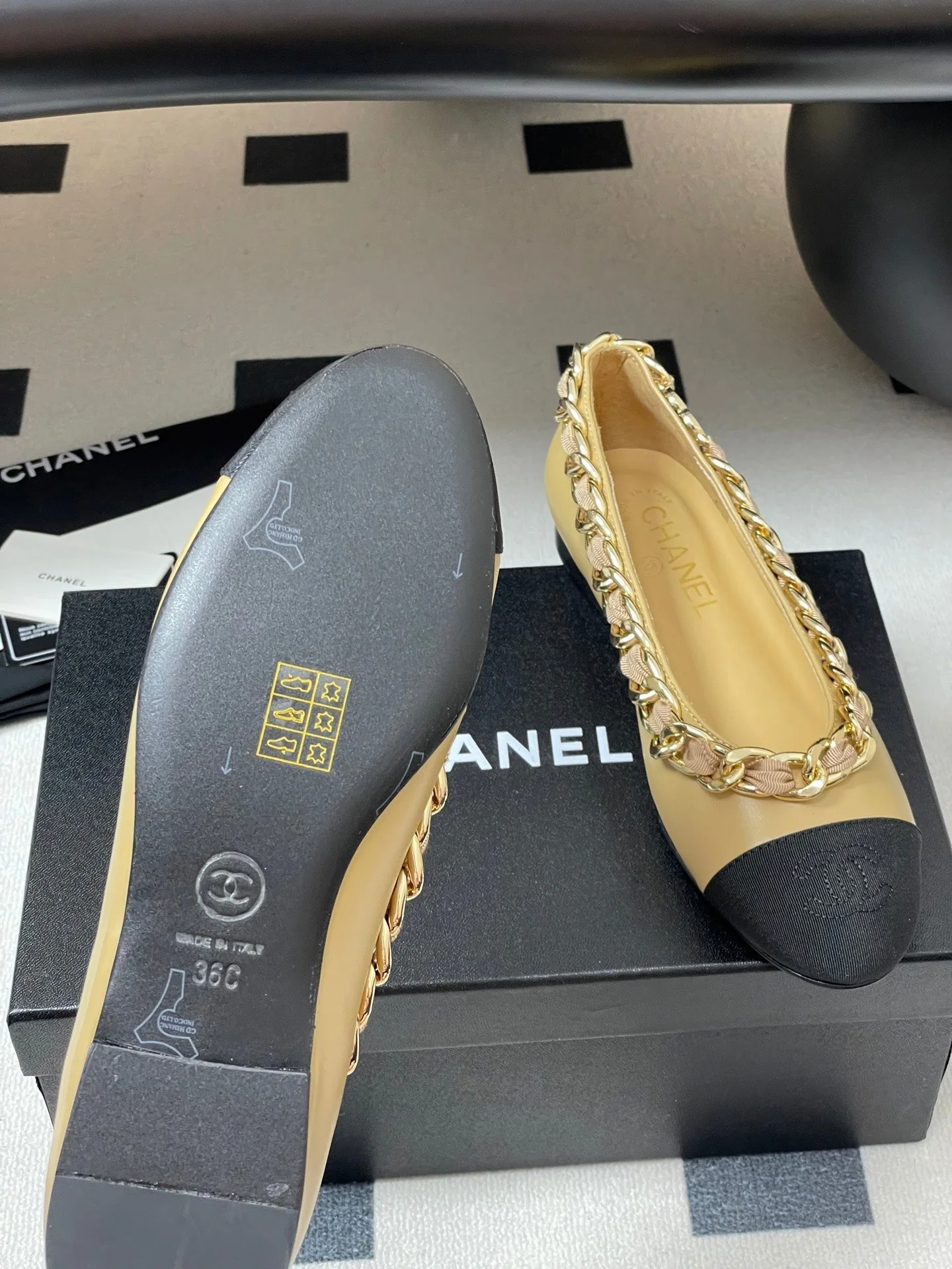 Chanel 25A Ballet Flats Big Chain Double C Beige Black Sheepskin 393818 - Image 6