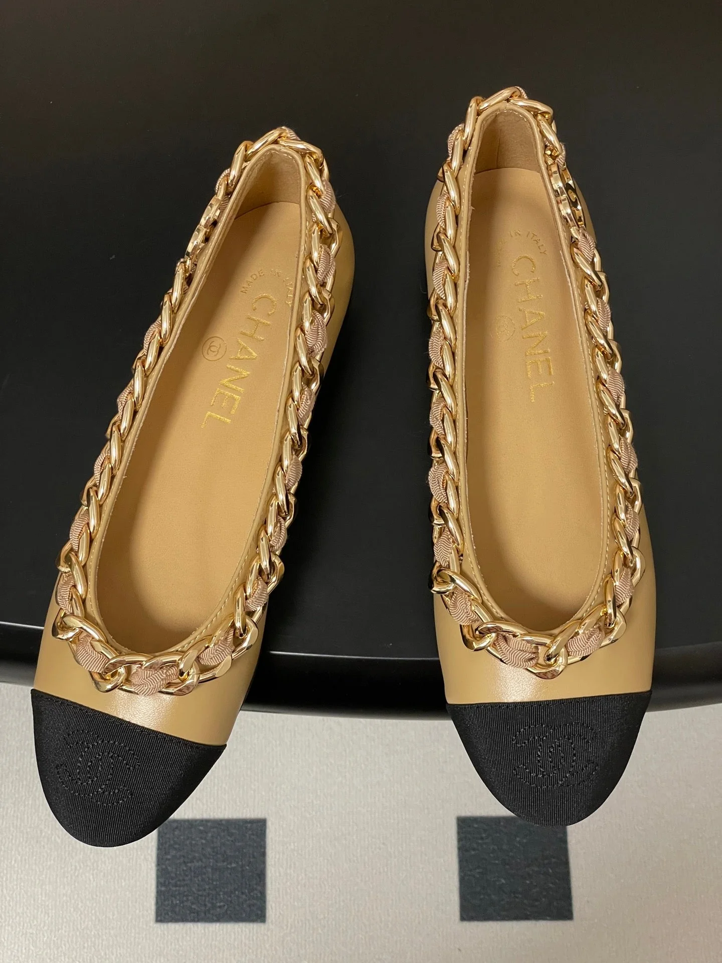Chanel 25A Ballet Flats Big Chain Double C Beige Black Sheepskin 393818 - Image 3