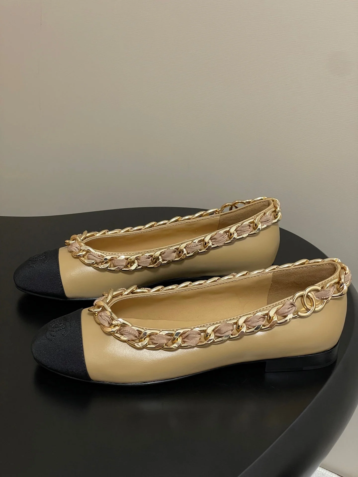 Chanel 25A Ballet Flats Big Chain Double C Beige Black Sheepskin 393818 - Image 9