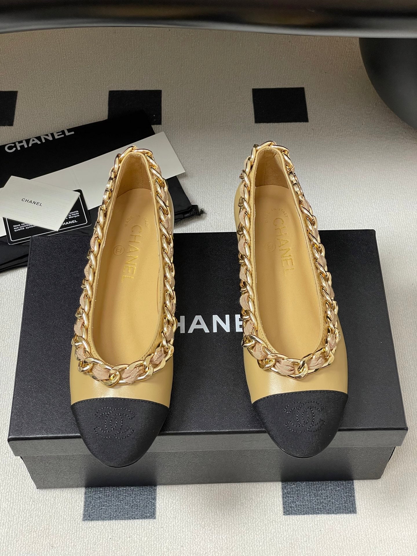 Chanel 25A Ballet Flats Big Chain Double C Beige Black Sheepskin 393818 - Image 8