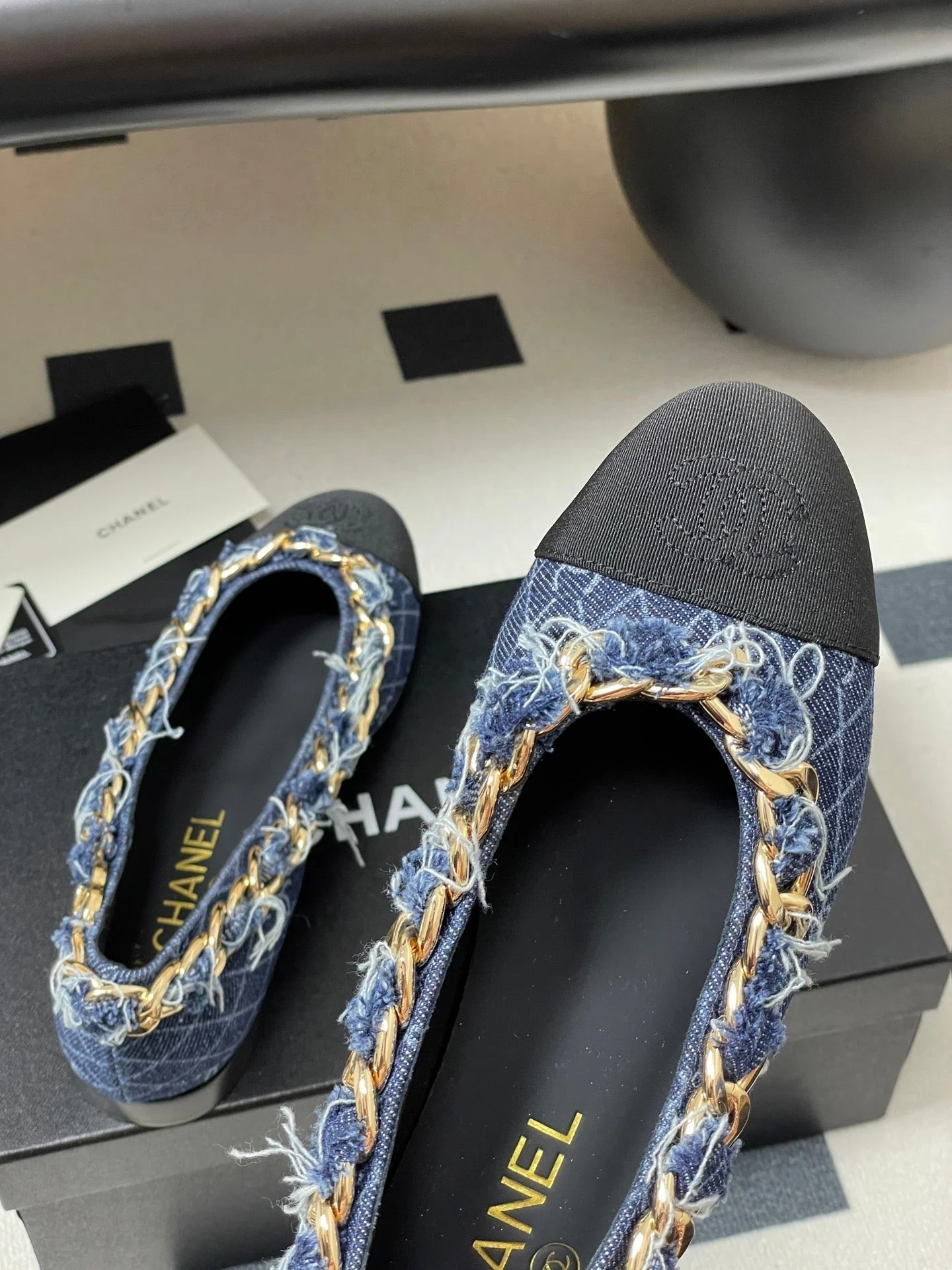 Chanel 25A Ballet Flats Big Chain Double C Dark Blue Denim Sheepskin 393816 - Image 2
