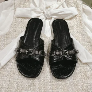 CAGOLE FLAT SANDALS IN BLACK WAX-OIL SHEEPSKIN