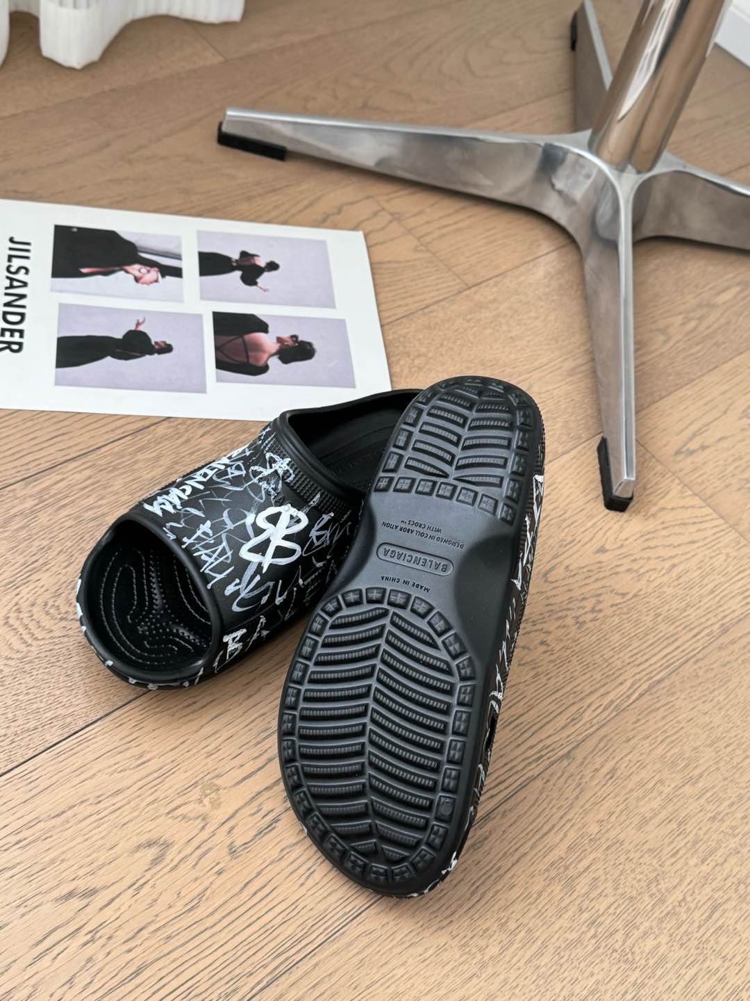 POOL GRAFFITI CROCS SLIDE SANDALS IN BLACK AND WHITE RUBBER - Image 2