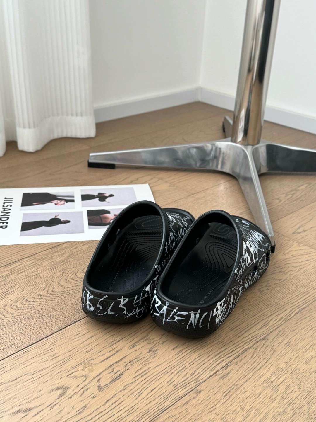 POOL GRAFFITI CROCS SLIDE SANDALS IN BLACK AND WHITE RUBBER - Image 4