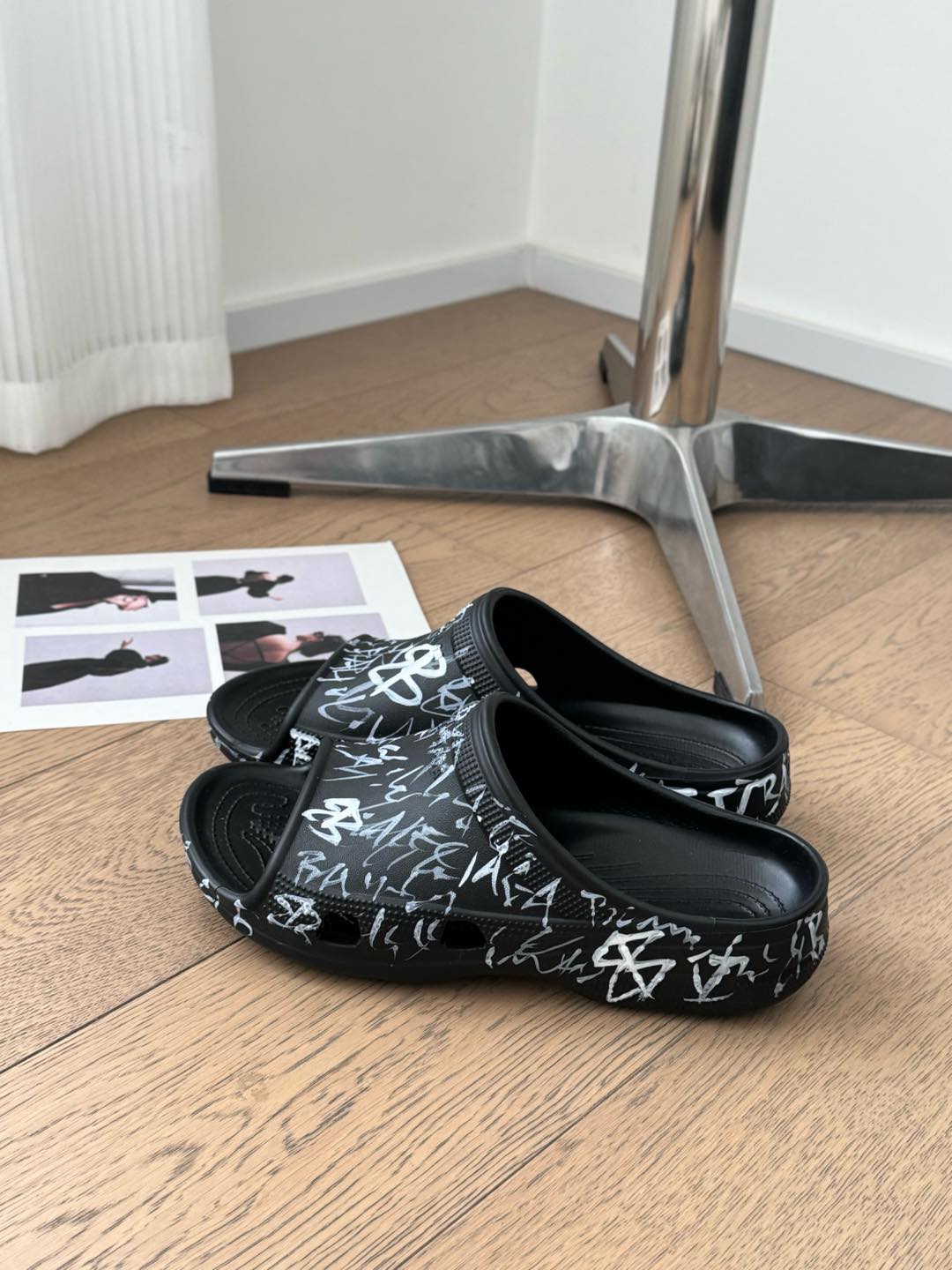 POOL GRAFFITI CROCS SLIDE SANDALS IN BLACK AND WHITE RUBBER - Image 5