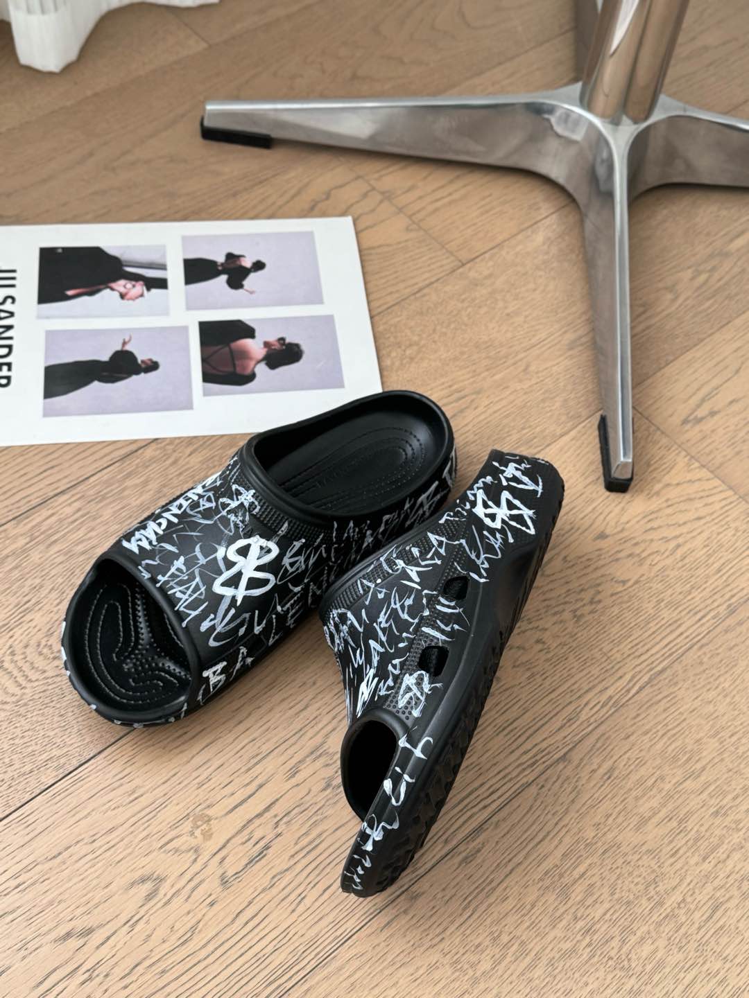 POOL GRAFFITI CROCS SLIDE SANDALS IN BLACK AND WHITE RUBBER - Image 6