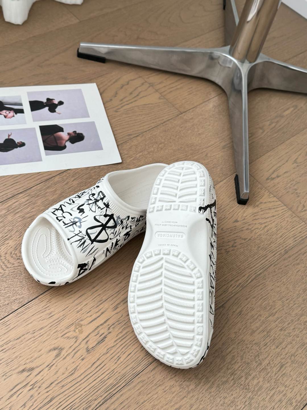 POOL GRAFFITI CROCS SLIDE SANDALS IN WHITE AND BLACK RUBBER - Image 5