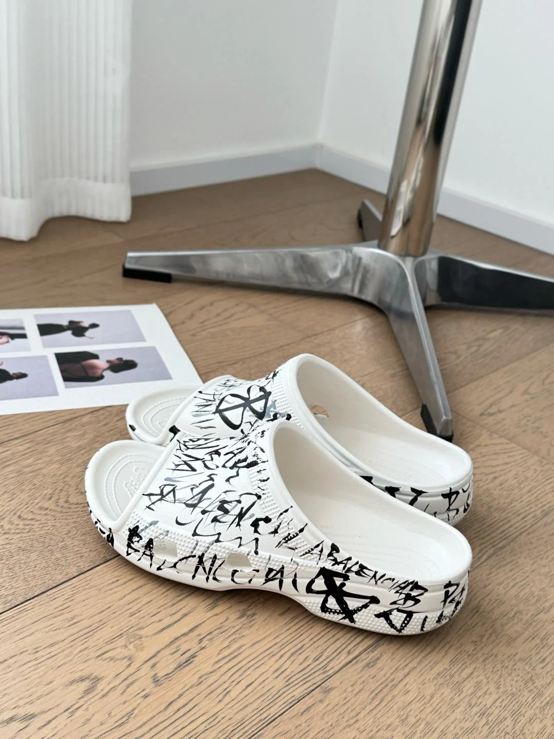POOL GRAFFITI CROCS SLIDE SANDALS IN WHITE AND BLACK RUBBER - Image 6