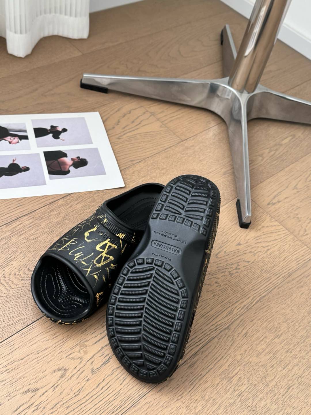 POOL GRAFFITI CROCS SLIDE SANDALS IN BLACK AND YELLOW RUBBER - Image 2