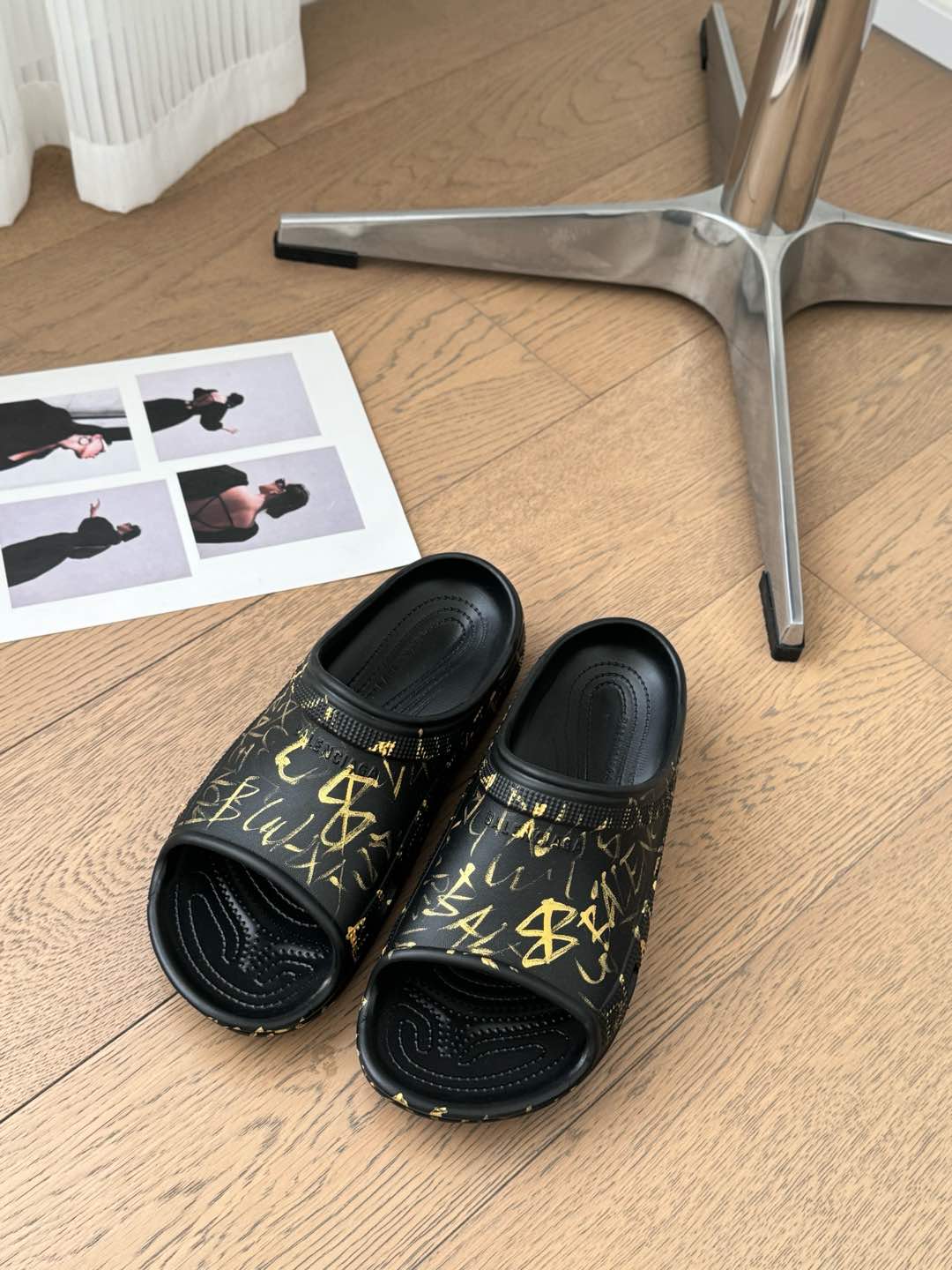 POOL GRAFFITI CROCS SLIDE SANDALS IN BLACK AND YELLOW RUBBER - Image 5