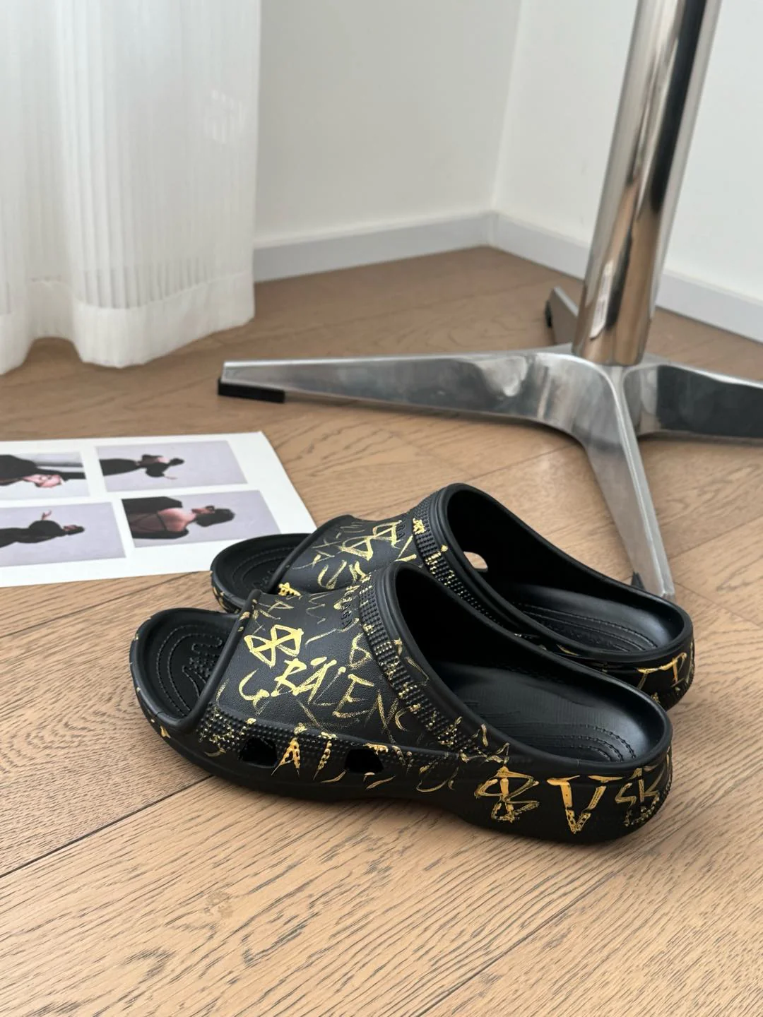 POOL GRAFFITI CROCS SLIDE SANDALS IN BLACK AND YELLOW RUBBER - Image 3