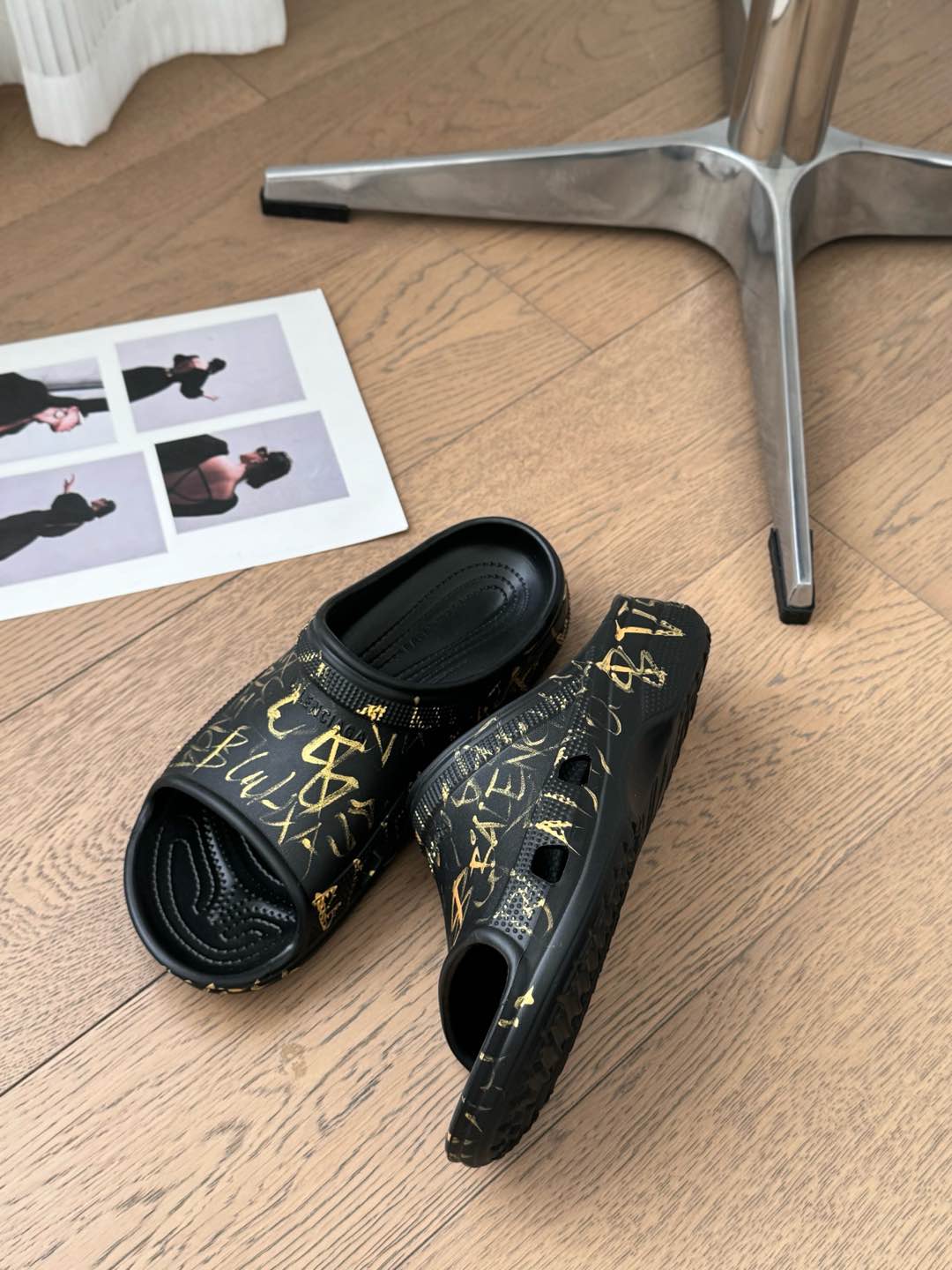 POOL GRAFFITI CROCS SLIDE SANDALS IN BLACK AND YELLOW RUBBER - Image 6