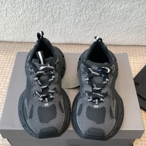 UNDER ARMOUR 3XL KNIT SNEAKER IN BLACK AND WHITE POLYESTER