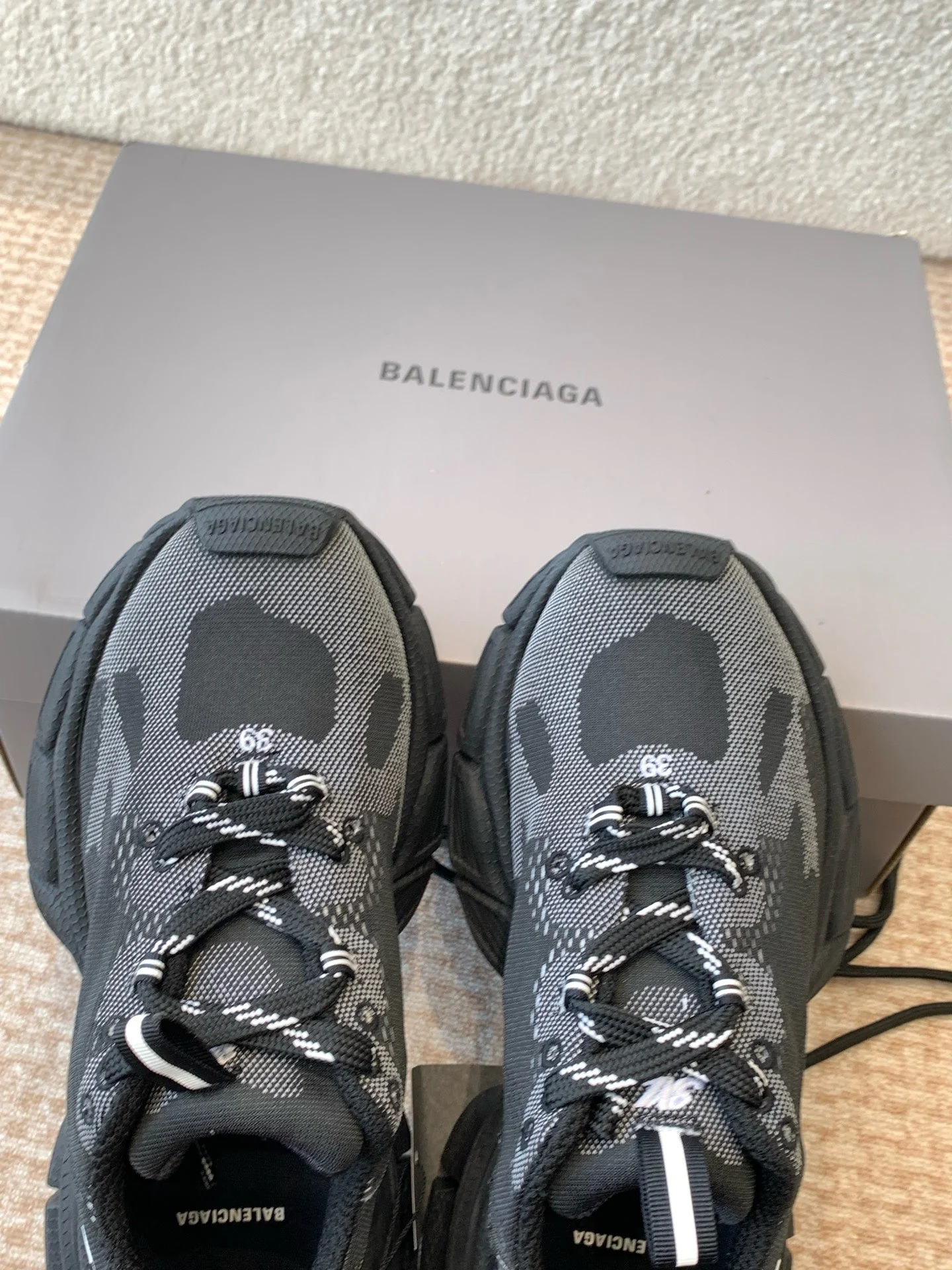 UNDER ARMOUR 3XL KNIT SNEAKER IN BLACK AND WHITE POLYESTER - Image 9