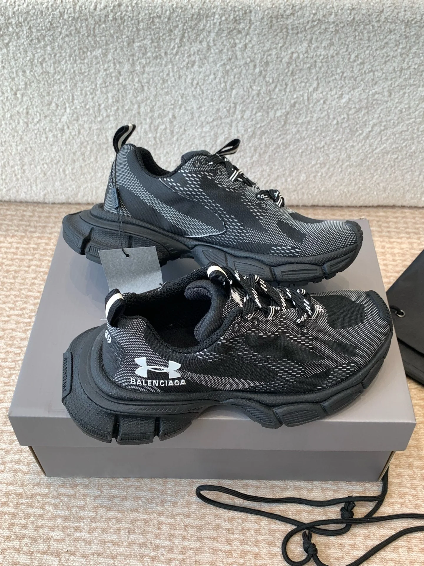 UNDER ARMOUR 3XL KNIT SNEAKER IN BLACK AND WHITE POLYESTER - Image 7