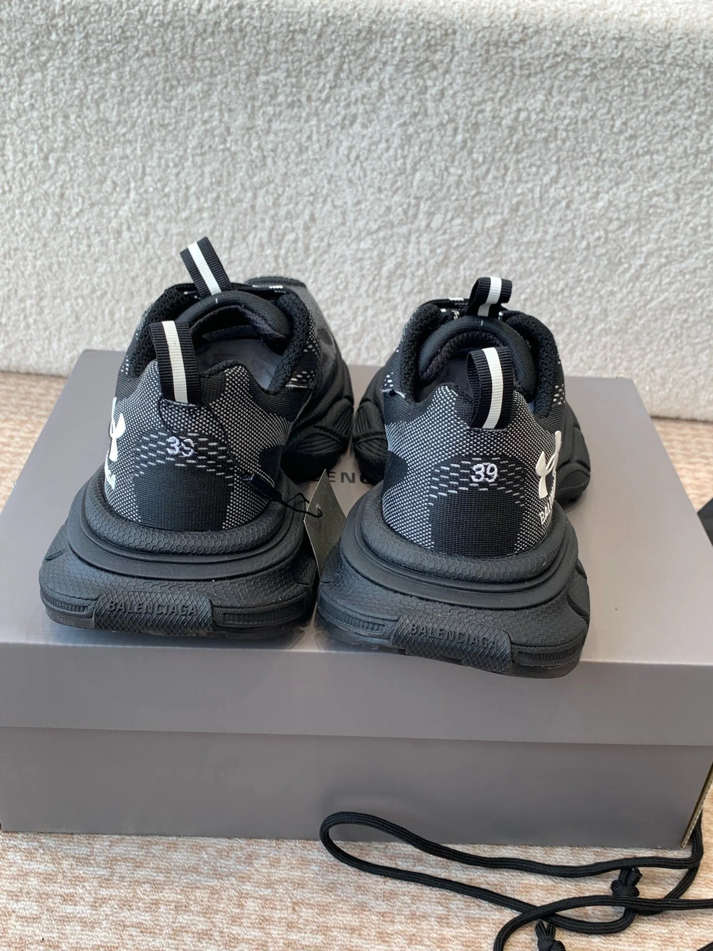 UNDER ARMOUR 3XL KNIT SNEAKER IN BLACK AND WHITE POLYESTER - Image 8