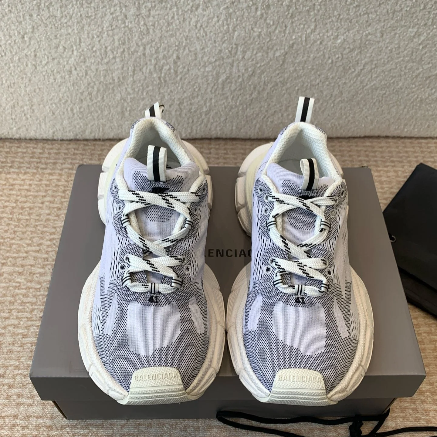 UNDER ARMOUR 3XL KNIT SNEAKER IN LIGHT GRAY WHITE AND BLACK POLYESTER