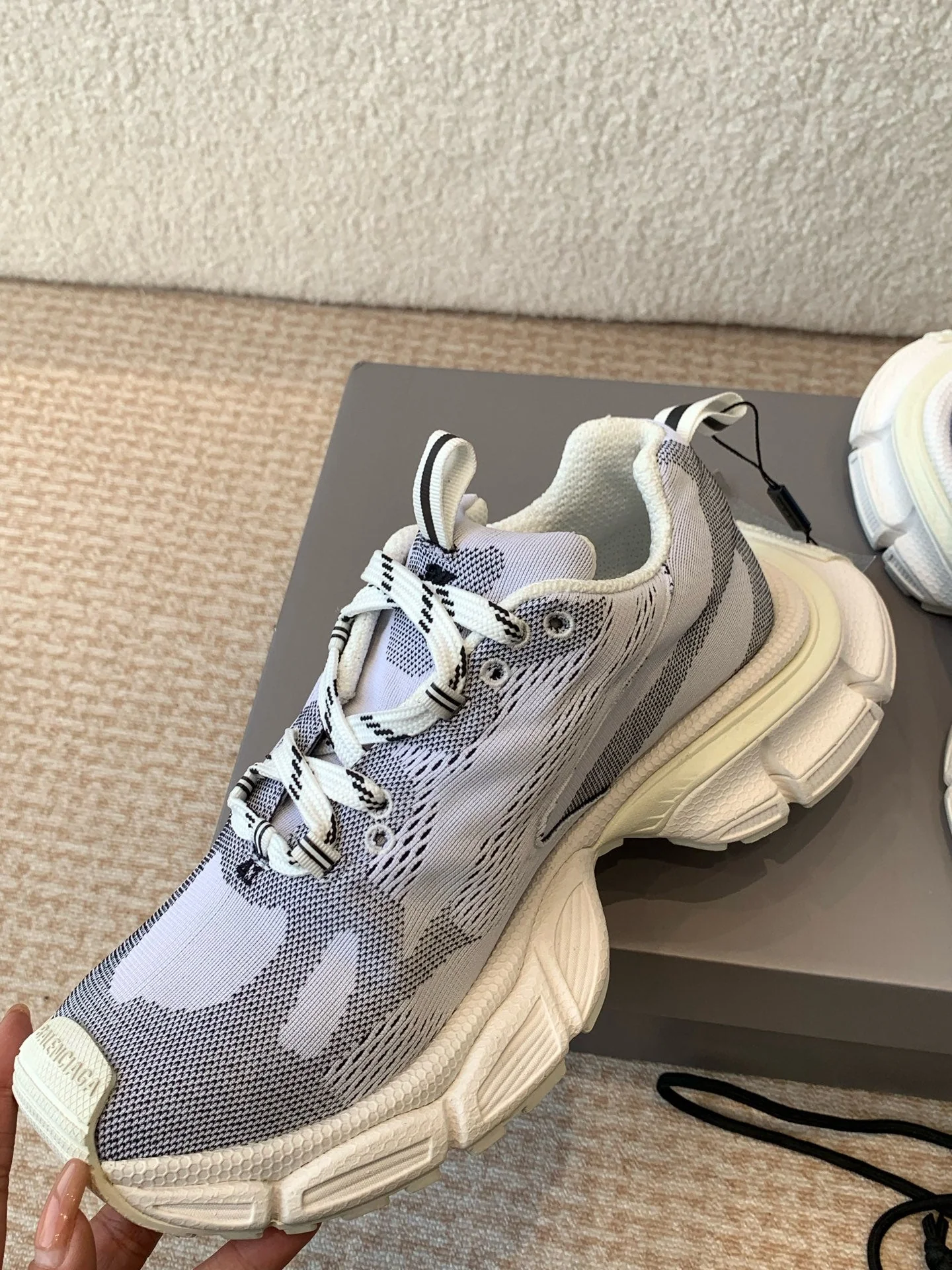 UNDER ARMOUR 3XL KNIT SNEAKER IN LIGHT GRAY WHITE AND BLACK POLYESTER - Image 3