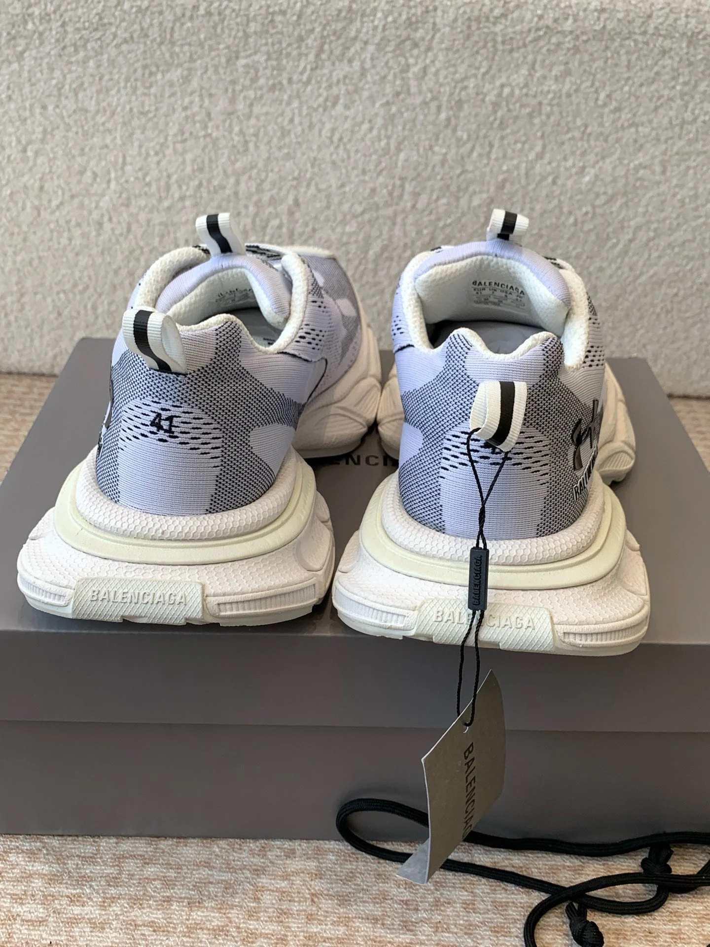 UNDER ARMOUR 3XL KNIT SNEAKER IN LIGHT GRAY WHITE AND BLACK POLYESTER - Image 6