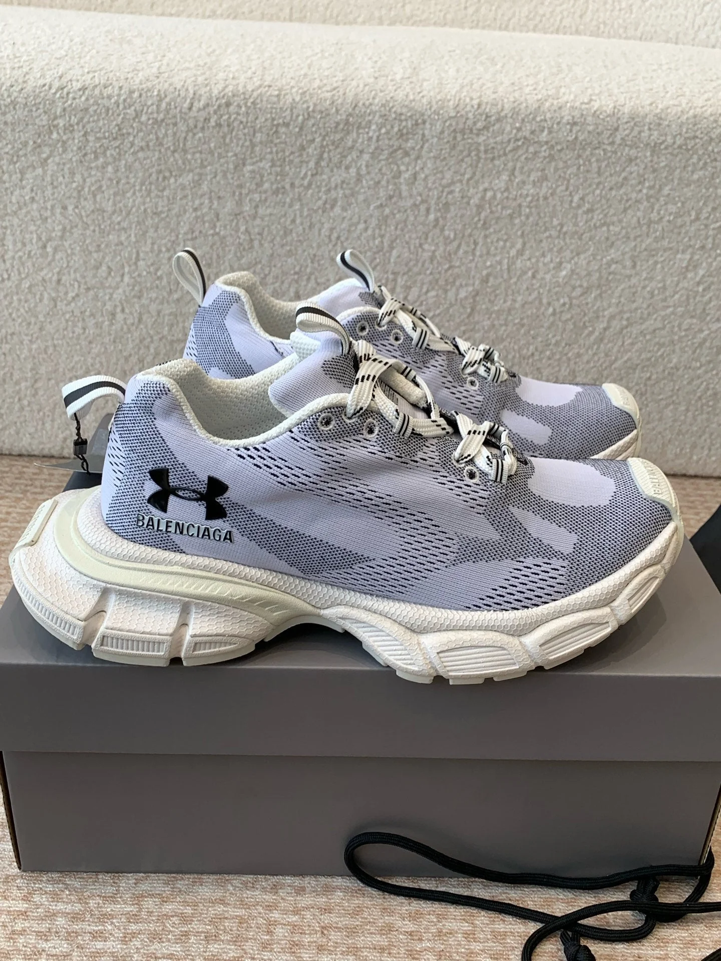 UNDER ARMOUR 3XL KNIT SNEAKER IN LIGHT GRAY WHITE AND BLACK POLYESTER - Image 5