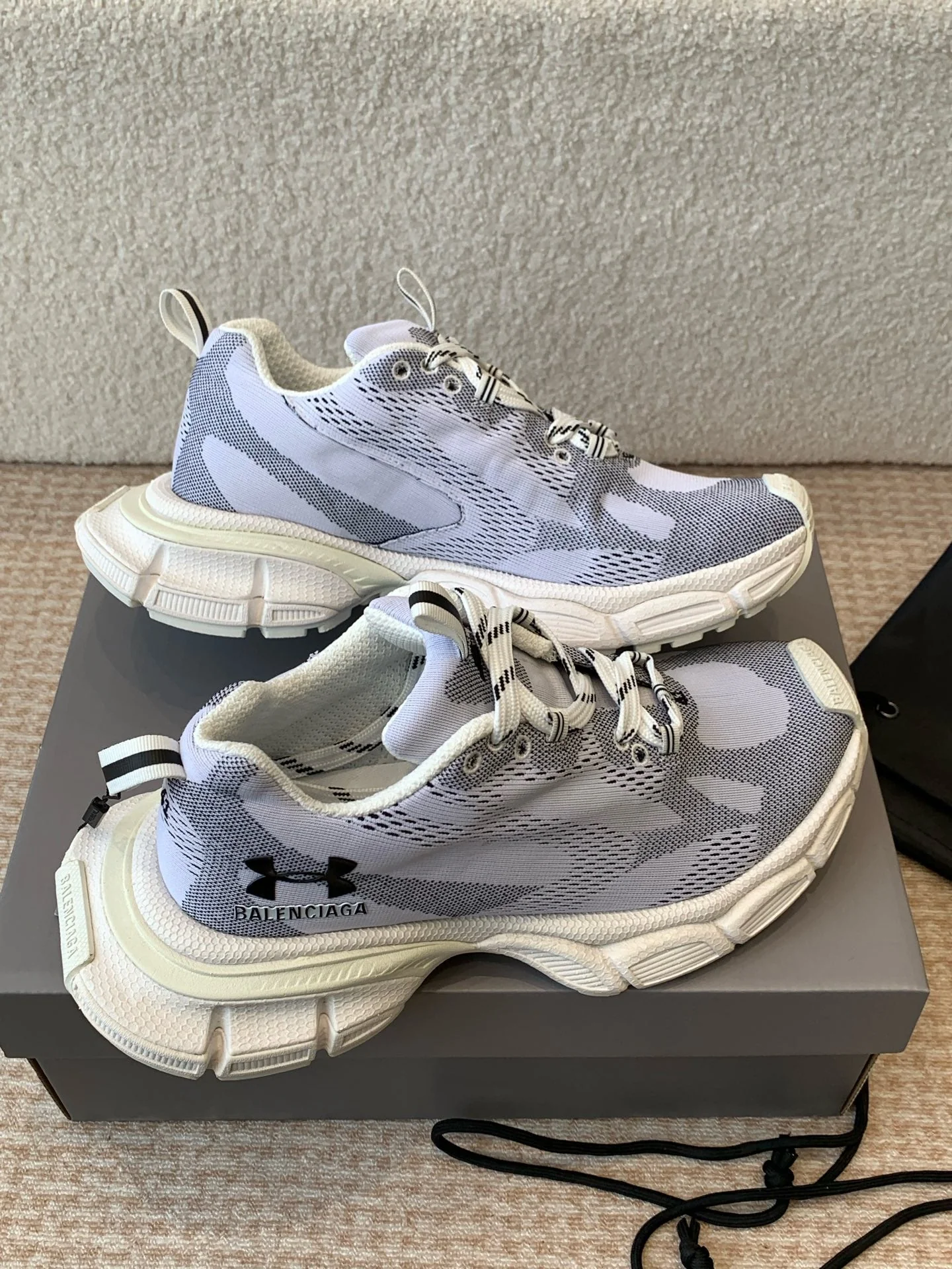 UNDER ARMOUR 3XL KNIT SNEAKER IN LIGHT GRAY WHITE AND BLACK POLYESTER - Image 8