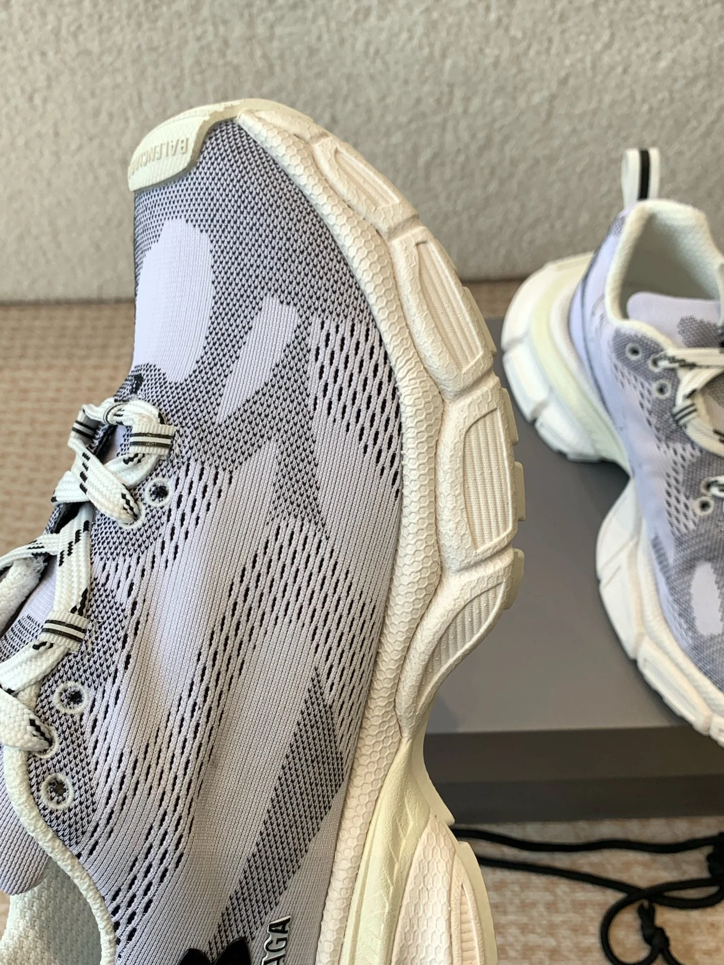 UNDER ARMOUR 3XL KNIT SNEAKER IN LIGHT GRAY WHITE AND BLACK POLYESTER - Image 7