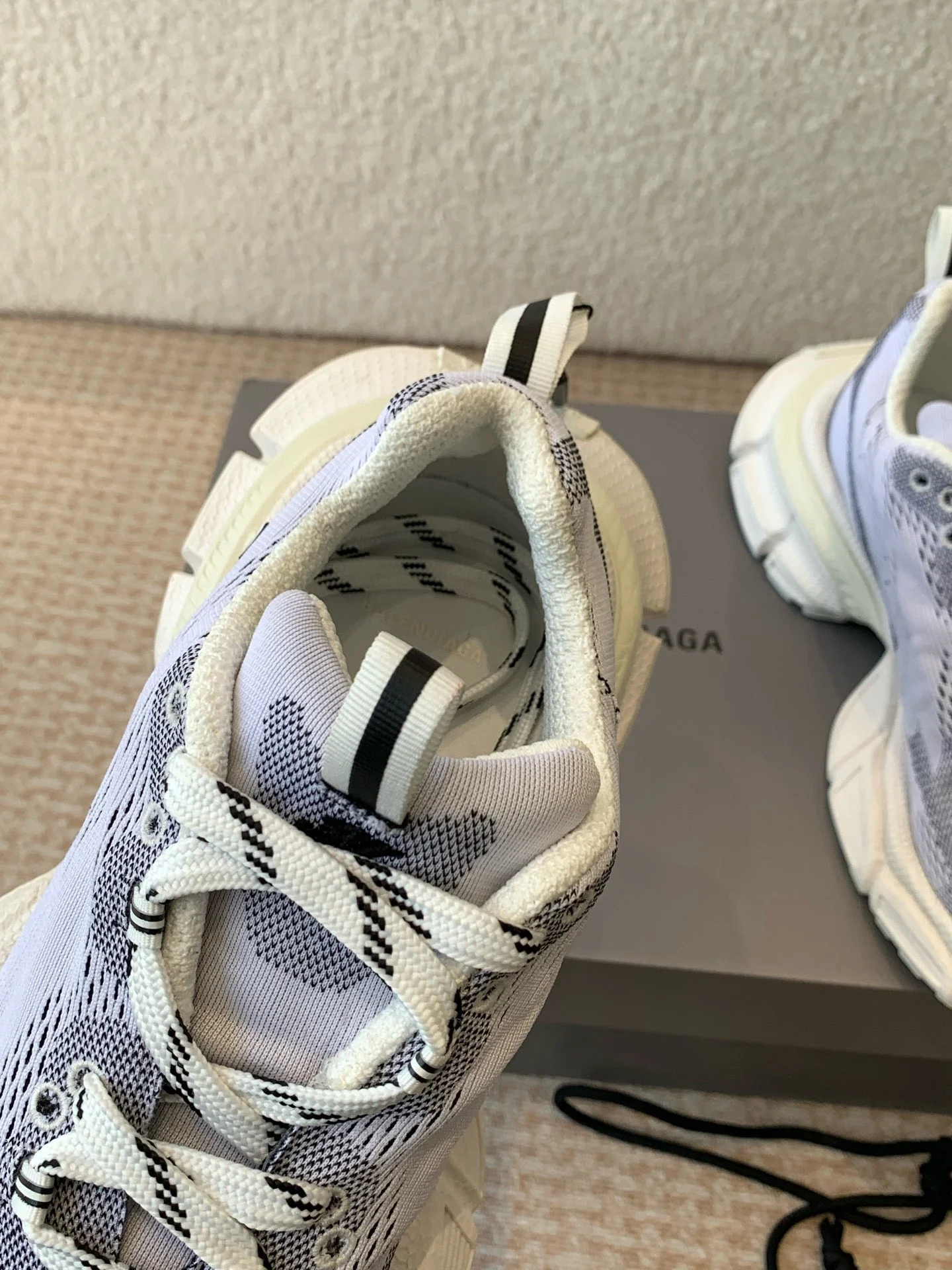 UNDER ARMOUR 3XL KNIT SNEAKER IN LIGHT GRAY WHITE AND BLACK POLYESTER - Image 9