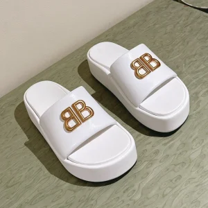RISE SANDALS IN WHITE SHINY LAMBSKIN GOLD BUCKLE