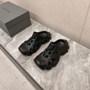 CUT-OUT MULES IN BLACK RUBBER