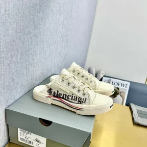 SNEAKER MULES IN WHITE CANVAS GRAFFITI LOGO