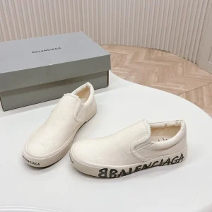 SLIP-ON SNEAKERS GRAFFITI IN WHITE CANVAS