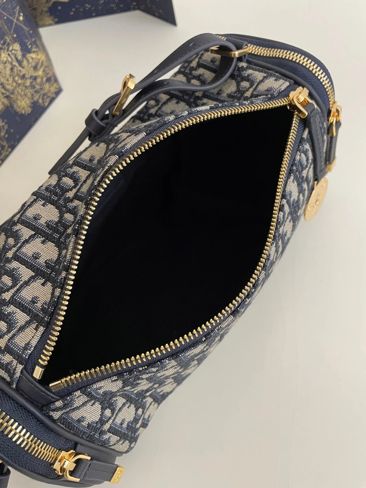 CD East-West cylindrical bag 27 blue jacquard canvas - Image 4