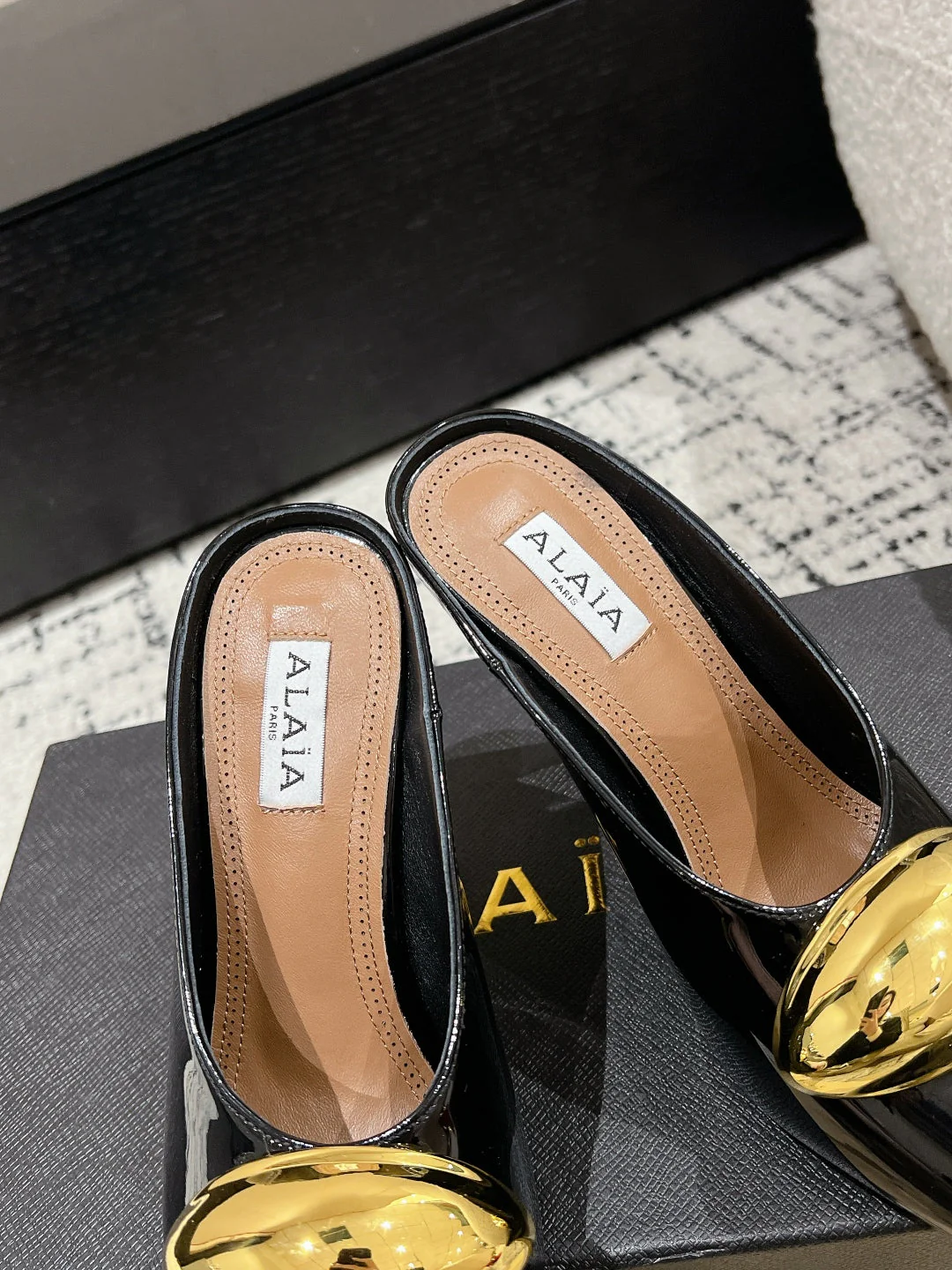 Alaia 25 Azzedine High Heels Mules With Gold Hardware Glossy Black Calfskin 293188 - Image 4