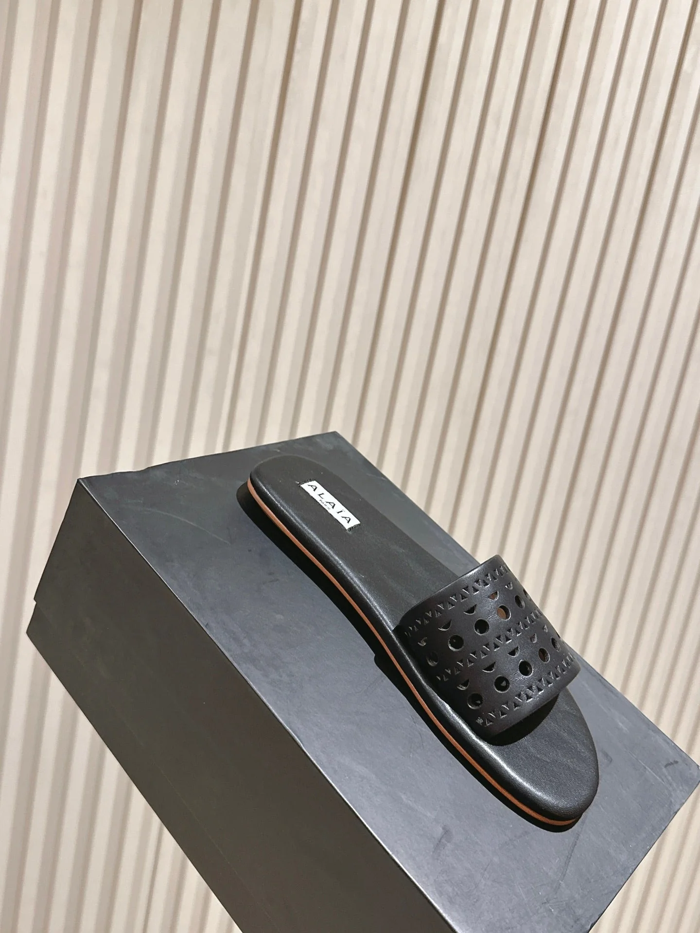 Alaia 2025 Hollow Slippers Black Leather 293653 - Image 9