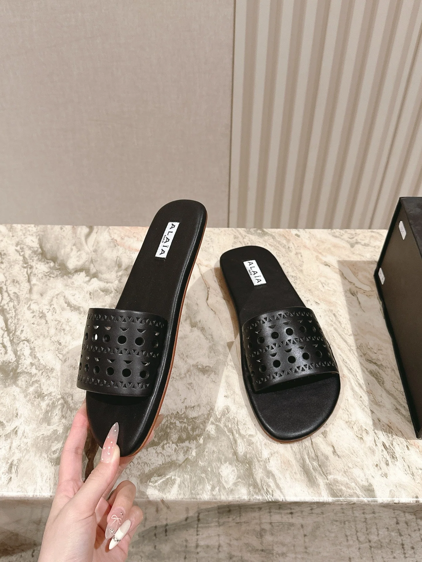 Alaia 2025 Hollow Slippers Black Leather 293653 - Image 7