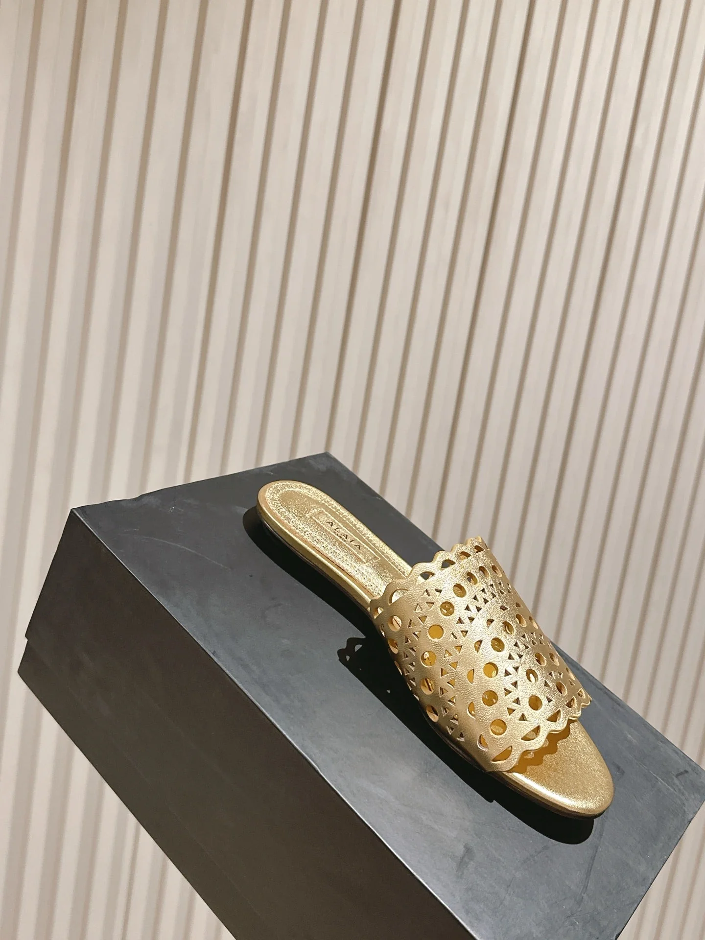 Alaia 2025 Vienne Slippers Gold Lambskin 293657 - Image 3