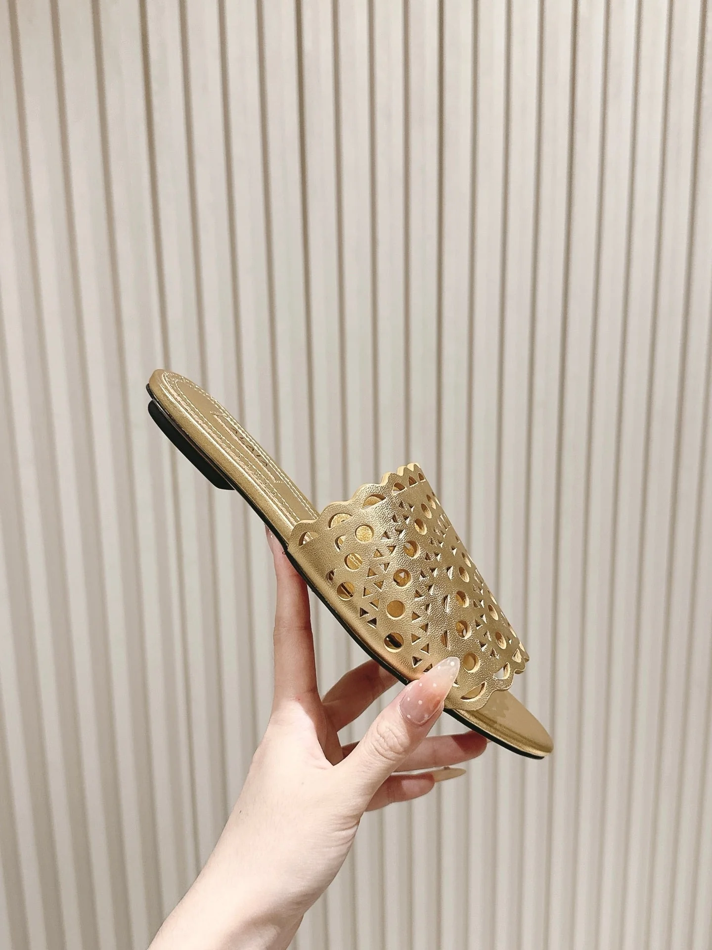 Alaia 2025 Vienne Slippers Gold Lambskin 293657 - Image 5