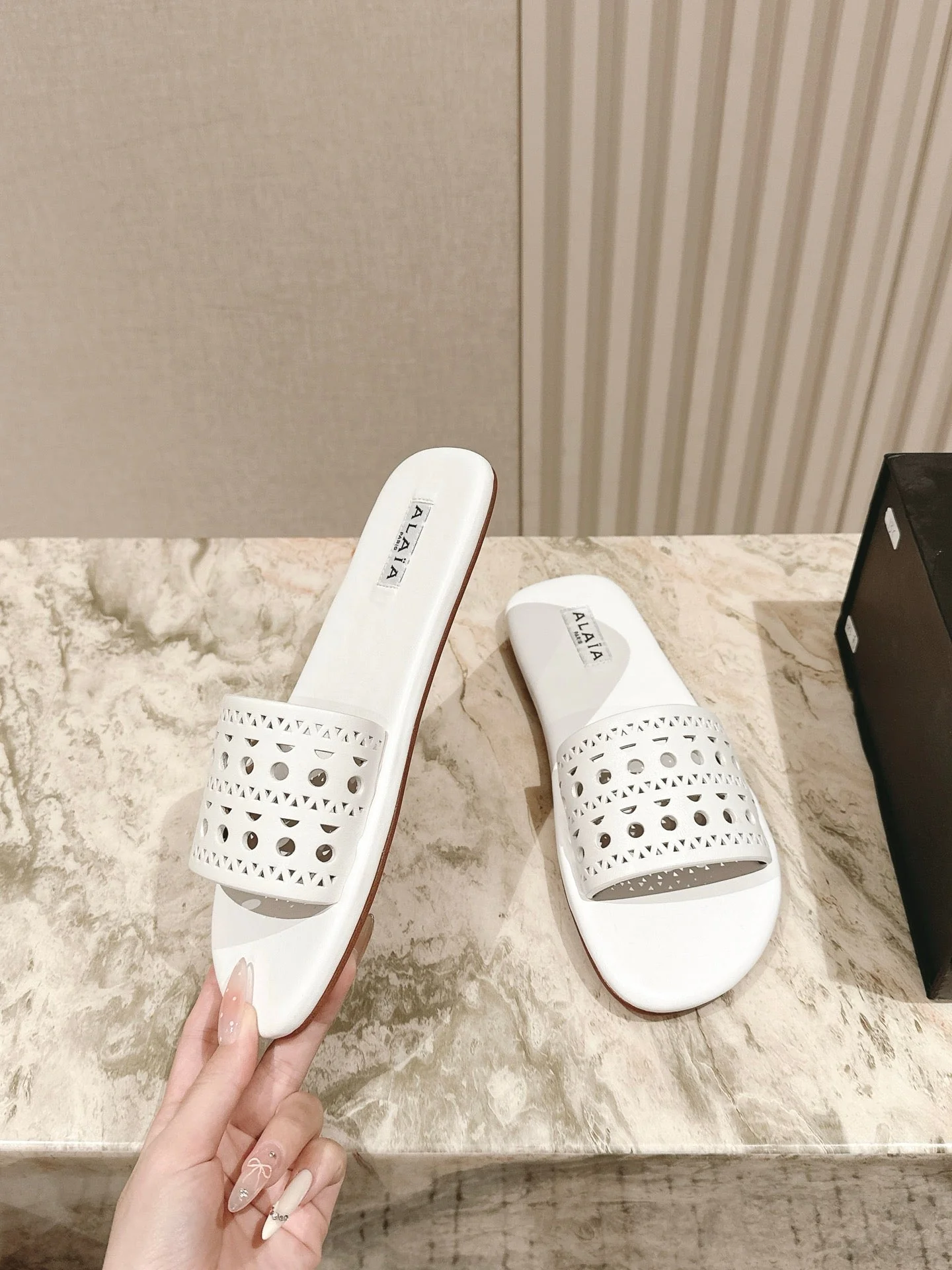 Alaia 2025 Hollow Slippers White Leather 293655 - Image 6