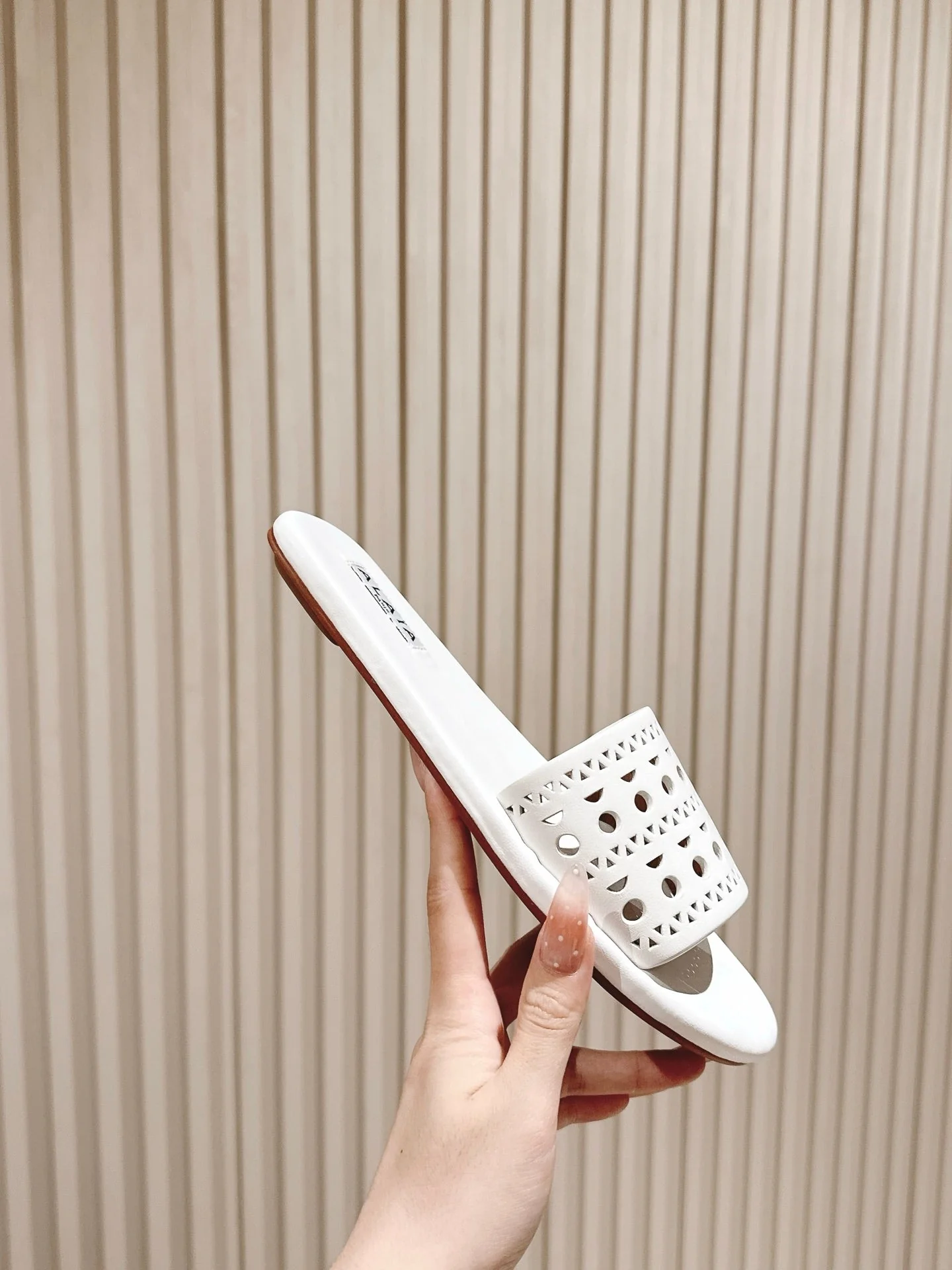 Alaia 2025 Hollow Slippers White Leather 293655 - Image 9
