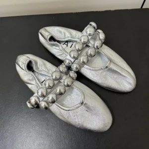ALAIA SPHERE BALLET FLATS IN SILVER LAMBSKIN