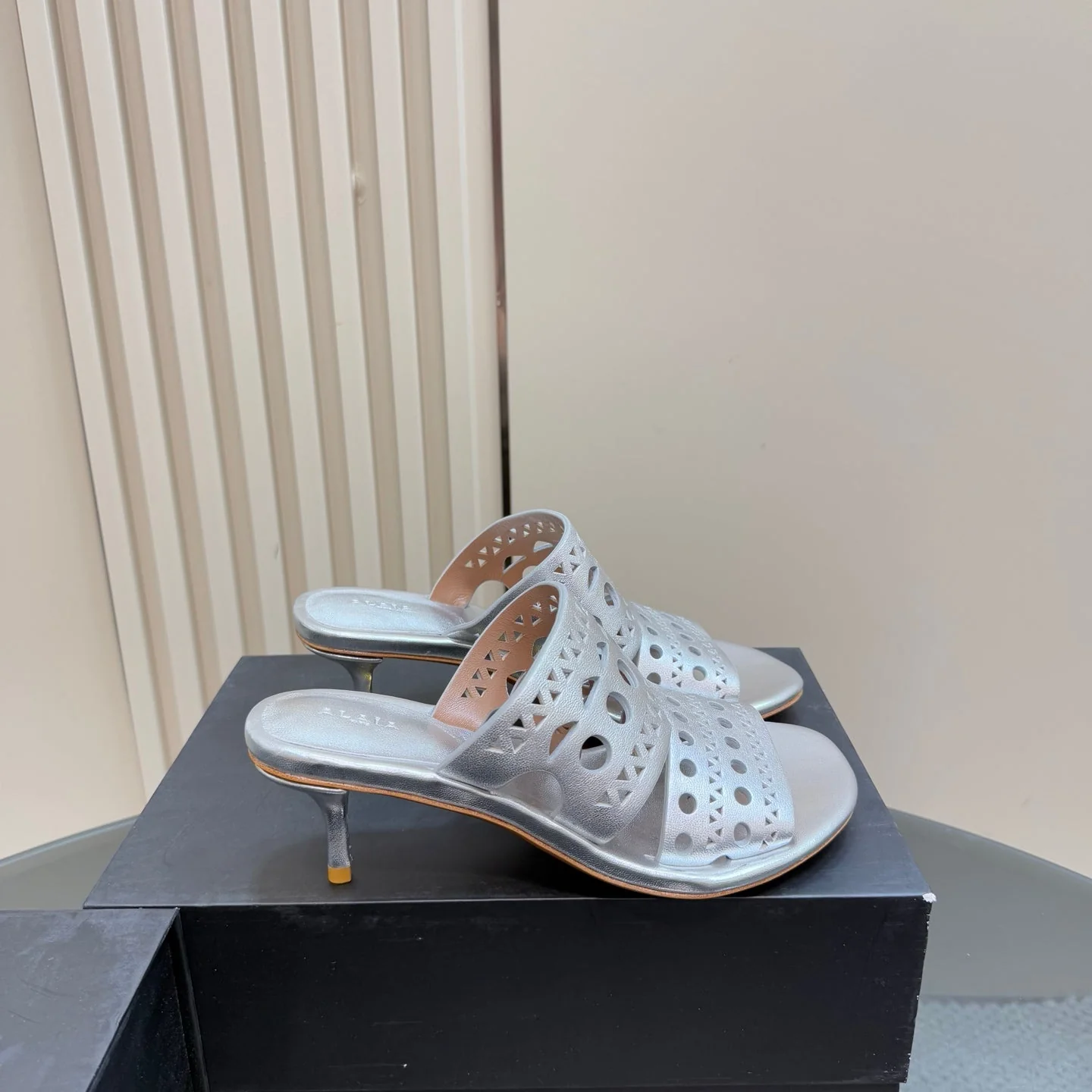 Alaia Vienne Cutout Kitten-Heel Slide Sandals Silver Sheepskin 299664 - Image 7